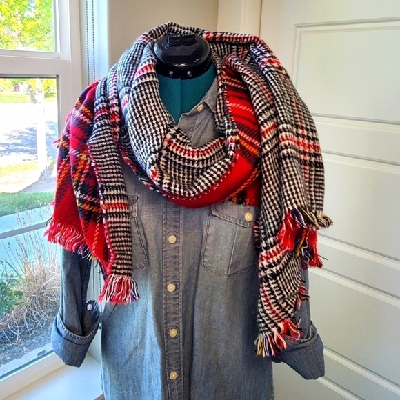STEVE MADDEN BLANKET SCARF OVERSIZE WRAP REVERSIBLE RED PLAID BLACK PLAID WOMEN - Picture 1 of 12